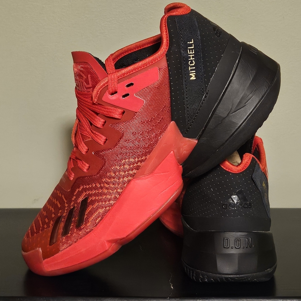 Donovan Mitchell Adidas D.O.N. no 4 shoes. Sz 10 Red and Black